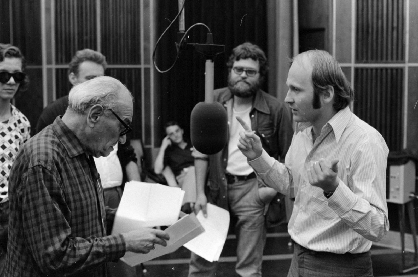 Hungary, Budapest VIII., a Magyar Rádió 20-as stúdiója, hangjáték próbafelvétele, balra Kőmíves Sándor, középen Vajda László színművészek, a háttérben Szacsvay László színművész ül., 1975, Szalay Zoltán, Budapest, Hungarian Radio, Fortepan #147103