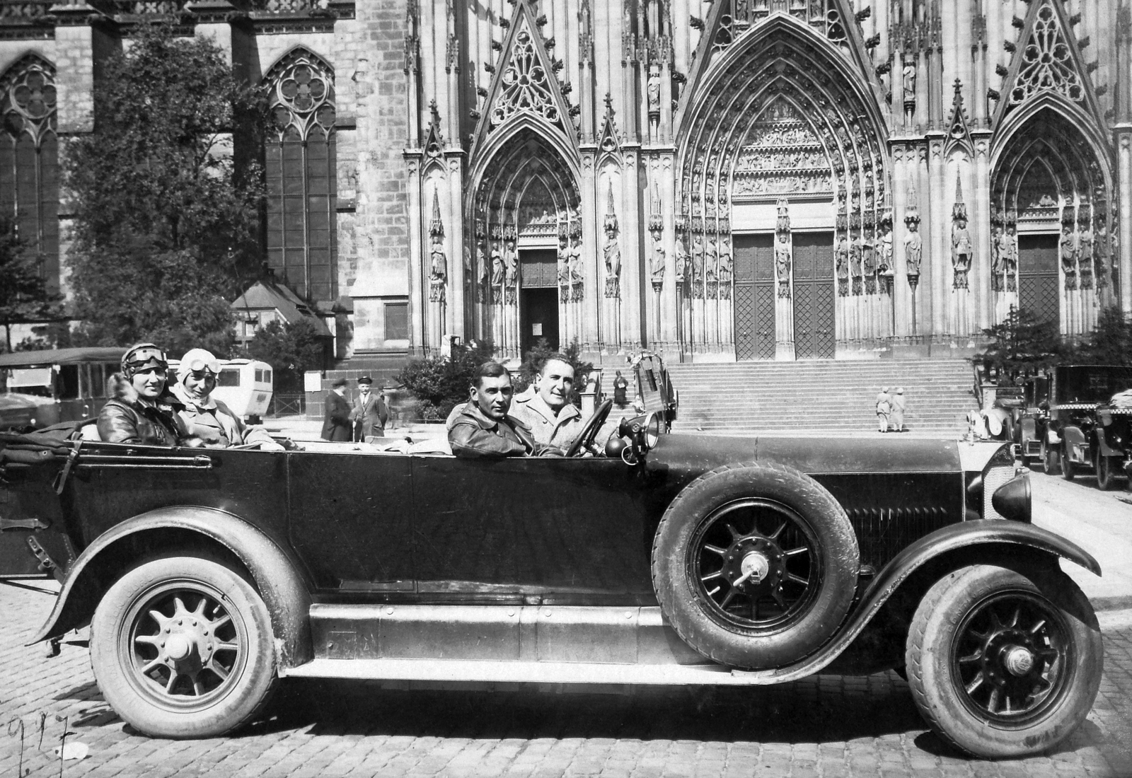 Germany, Köln, a volánnál Bierbauer (Borbíró) Virgil építész, mellette ifj. Francsek Imre építész, mögöttük a feleségek. Háttérben a Dóm kapuja., 1924, Saly Noémi, Mercedes-brand, Catholic Church, gothic, automobile, Cathedral, pointed arch, Fortepan #14711