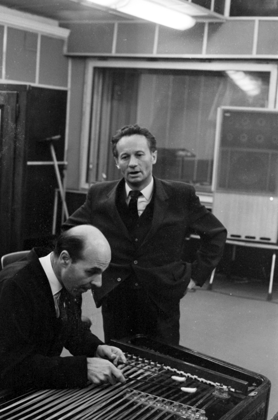 Hungary, Budapest VIII., a Magyar Rádió stúdiója, Gerencsér Ferenc cimbalomművész és Lőrincze Lajos nyelvész., 1970, Szalay Zoltán, dulcimer, Budapest, Hungarian Radio, Fortepan #147195