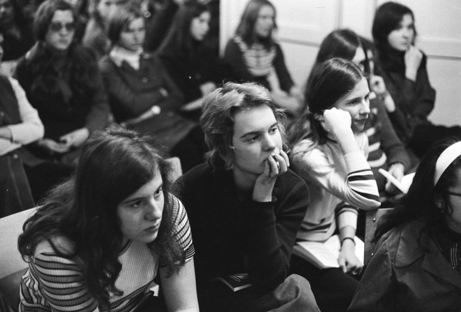 Hungary, Budapest VIII., Práter utca 31., a MÜM 5. számú Dési Huber István Ipari Szakmunkásképző Intézet (később Budapesti Komplex SZC Kézművesipari Szakgimnáziuma). Sebestyén János és Czigány György zenéről szóló rádióműsorának felvételén résztvevő diákok., 1974, Szalay Zoltán, audience, Budapest, Fortepan #147206