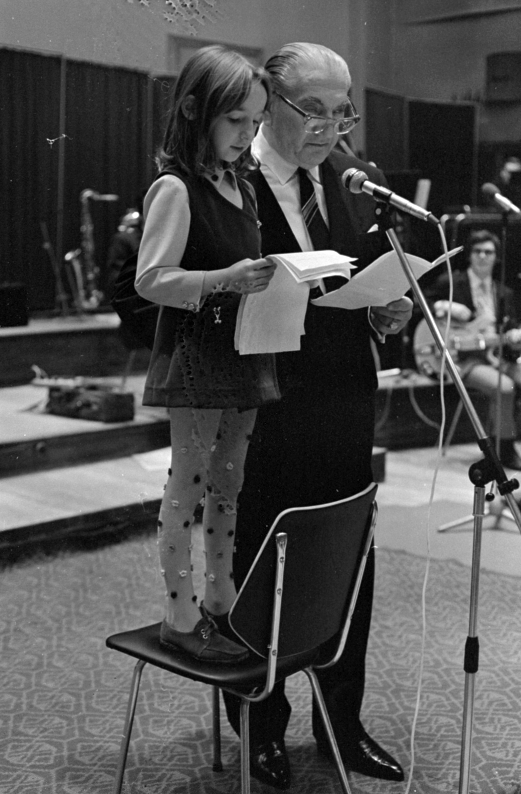 Hungary, Budapest VIII., a Magyar Rádió 6-os stúdiója, Greguss Zoltán színművész Zih Kati gyerekszereplővel., 1975, Szalay Zoltán, Budapest, Hungarian Radio, child actor, Fortepan #147212