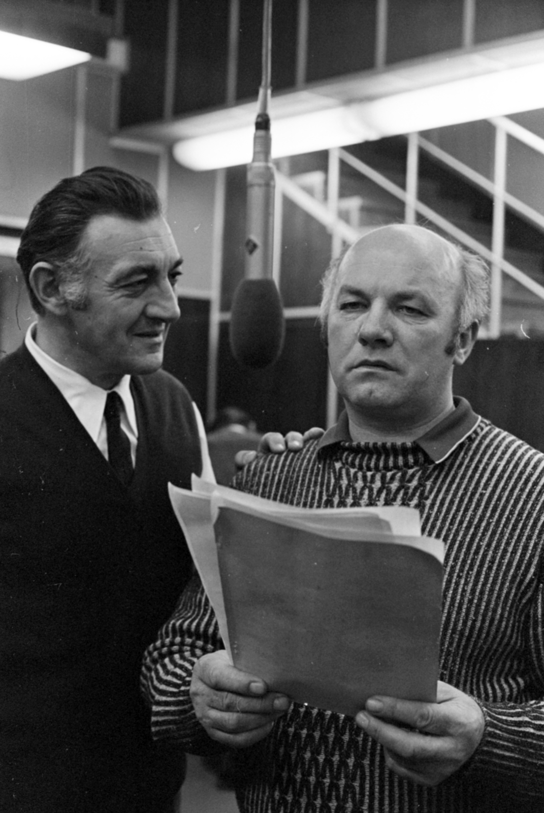 Hungary, Budapest VIII., a Magyar Rádió 1-es stúdiója, Illyés Gyula Fáklyaláng című drámájából készült rádiójáték felvétele. Sinkovits Imre és Horváth József színművészek., 1972, Szalay Zoltán, Budapest, Hungarian Radio, Fortepan #147232