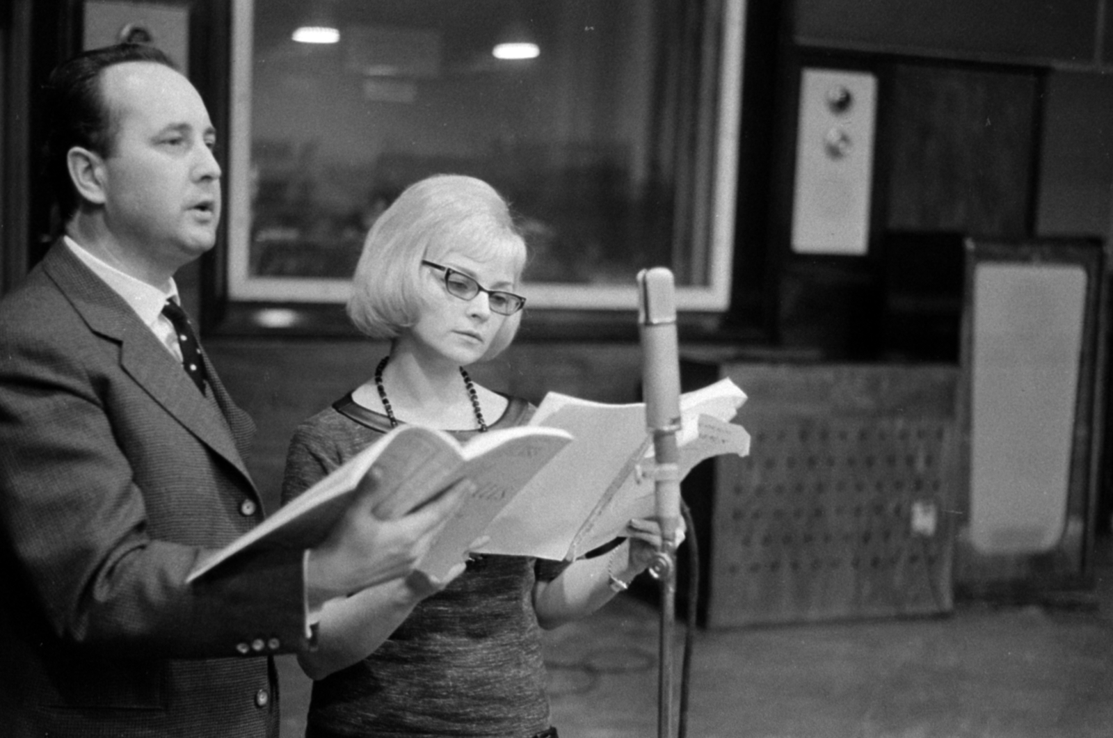 Hungary, Budapest VIII., a Magyar Rádió stúdiója Johann Strauss Denevér című operettjének felvételekor. Ilosfalvy Róbert és Házy Erzsébet operaénekesek., 1963, Szalay Zoltán, Budapest, Hungarian Radio, Fortepan #147233