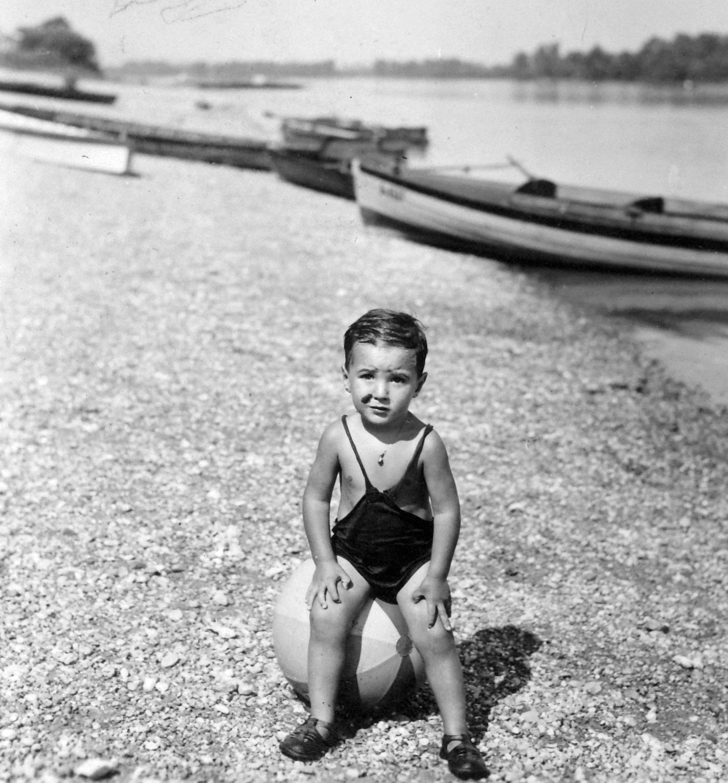 Hungary, Budakalász, Duna-part, jobbra a Lupa-sziget., 1936, Négyesi Pál, beach, beach ball, wide sitting, Fortepan #14724