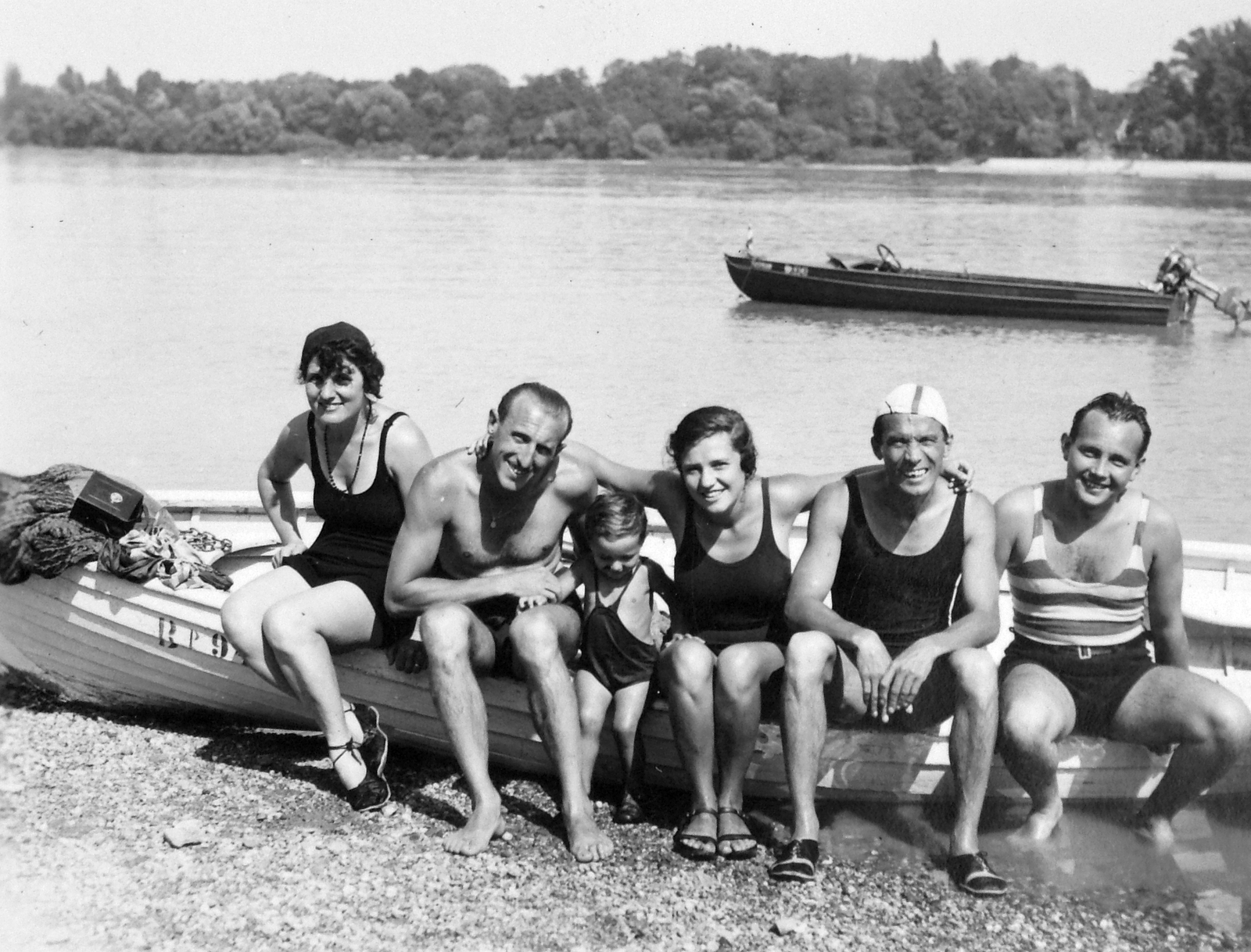 Hungary, Budakalász, Duna-part, szemben a Lupa-sziget., 1936, Négyesi Pál, beach, motorboat, arms around shoulders, wide sitting, Fortepan #14725