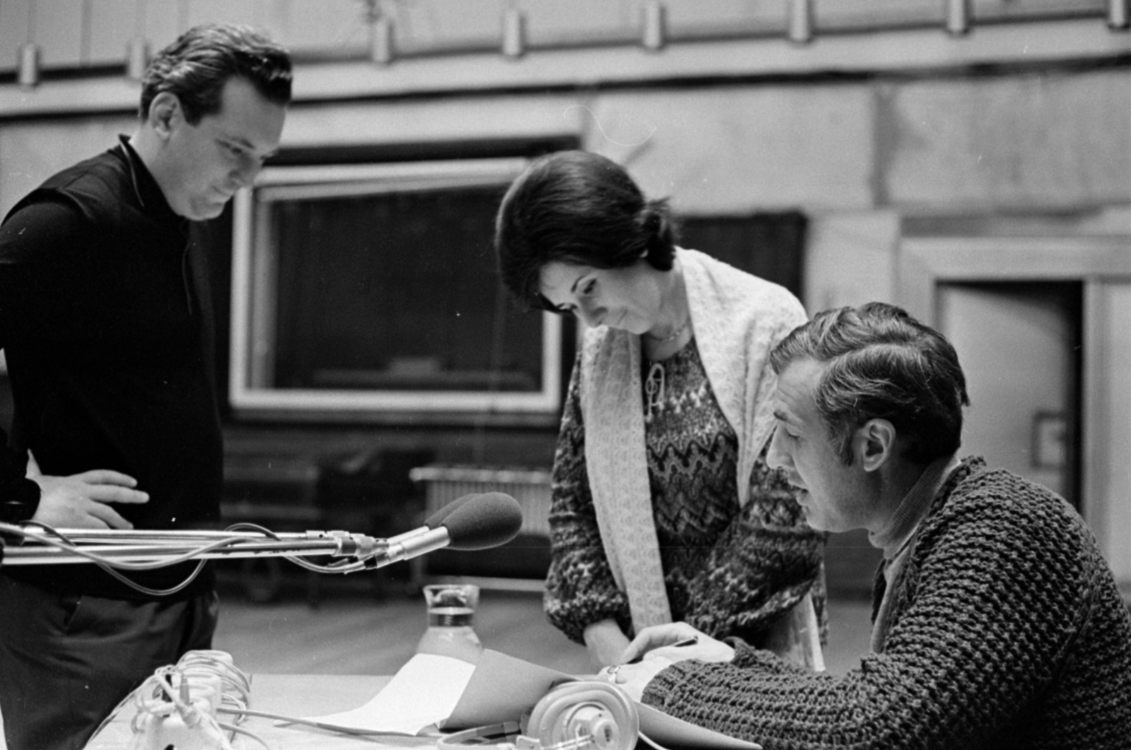 Hungary, Budapest VIII., a Magyar Rádió 6-os stúdiója, középen Németh Zsuzsa énekművész, jobbra Zsoldos Péter szerkesztő., 1971, Szalay Zoltán, microphone, Budapest, Hungarian Radio, microphone stand, Fortepan #147261