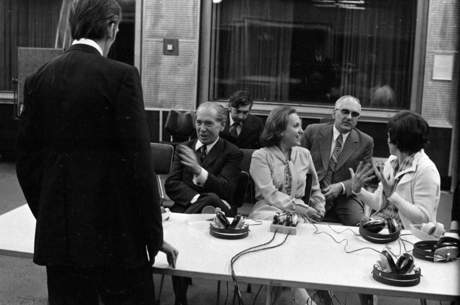 Hungary, Budapest VIII., Fock Jenő miniszterelnök látogatása a Magyar Rádió stúdiójában, háttal áll Ujházy László hangmérnök, jobbra a hölgyek között ül Heckenast Gábor műszaki igazgató., 1976, Szalay Zoltán, Budapest, Hungarian Radio, Fortepan #147293