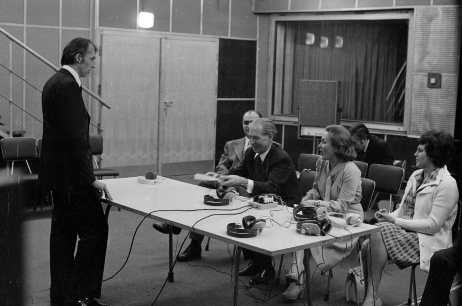 Hungary, Budapest VIII., Fock Jenő miniszterelnök látogatása a Magyar Rádió stúdiójában, balra mellette ül Hárs István a rádió elnöke, balra Ujházy László hangmérnök áll., 1976, Szalay Zoltán, Budapest, Hungarian Radio, Fortepan #147294