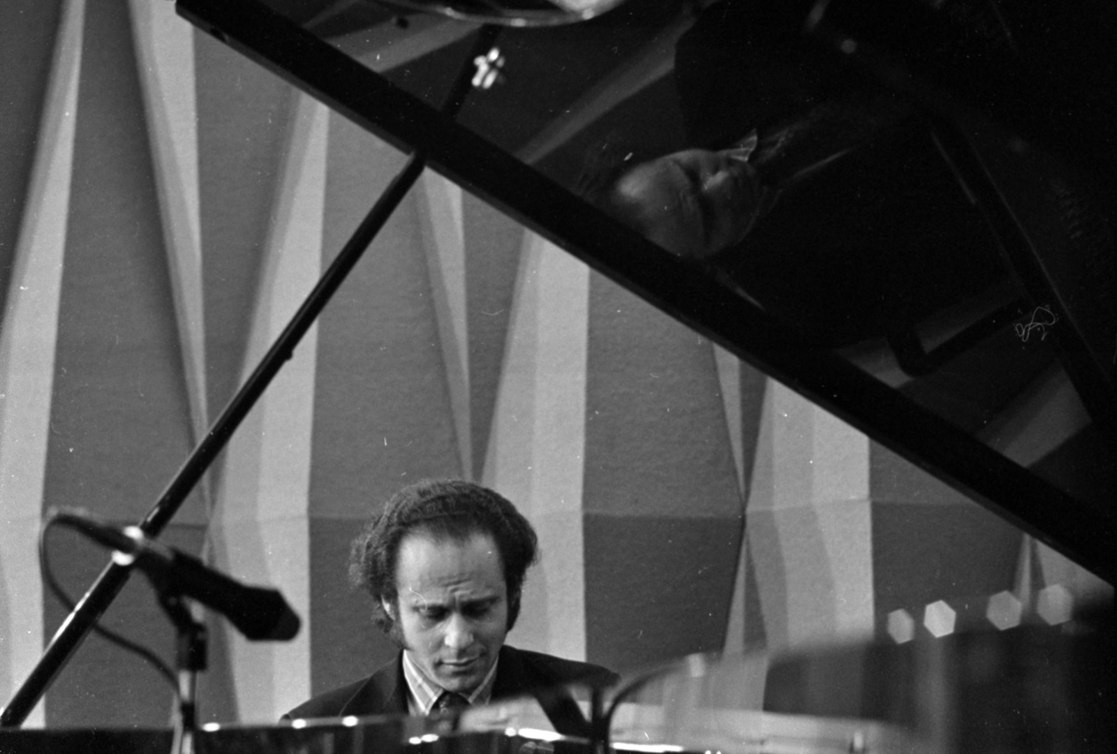 Hungary, Budapest V., az MTV stúdiója, a Tv Zenei Klubjának első adásában Malcolm Frager amerikai zongoraművész., 1971, Szalay Zoltán, microphone, piano, Budapest, Hungarian Radio, microphone stand, Fortepan #147337