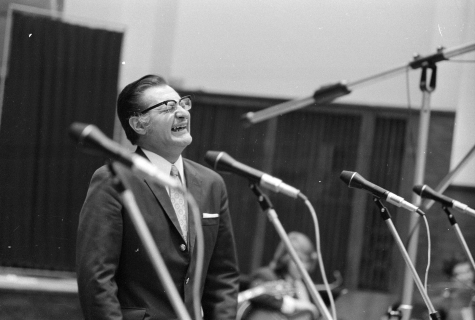 Hungary, Budapest VIII., a Magyar Rádió stúdiója, Agárdy Gábor színművész., 1971, Szalay Zoltán, microphone, Budapest, Hungarian Radio, microphone stand, Fortepan #147339