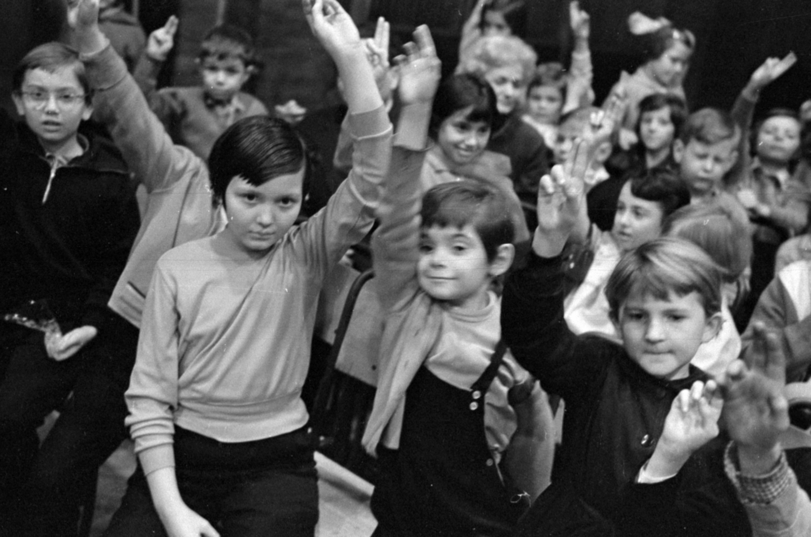 Hungary, Budapest VIII., a Magyar Rádió 6-os stúdiója., 1966, Szalay Zoltán, audience, kids, Budapest, hands up, Fortepan #147358