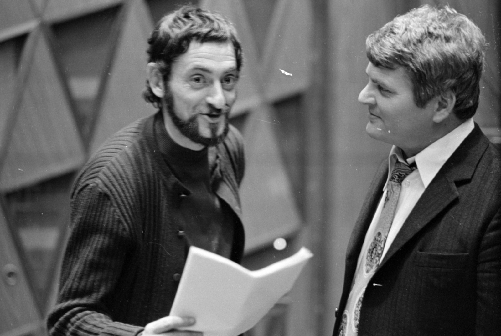 Hungary, Budapest VIII., a Magyar Rádió 6-os stúdiója Csoóri Sándor: A halálra táncoltatott lány című balladája sztereo változatának felvételekor. Kézdy György és Szabó Gyula színművészek, 1974, Szalay Zoltán, Budapest, Hungarian Radio, Fortepan #147376