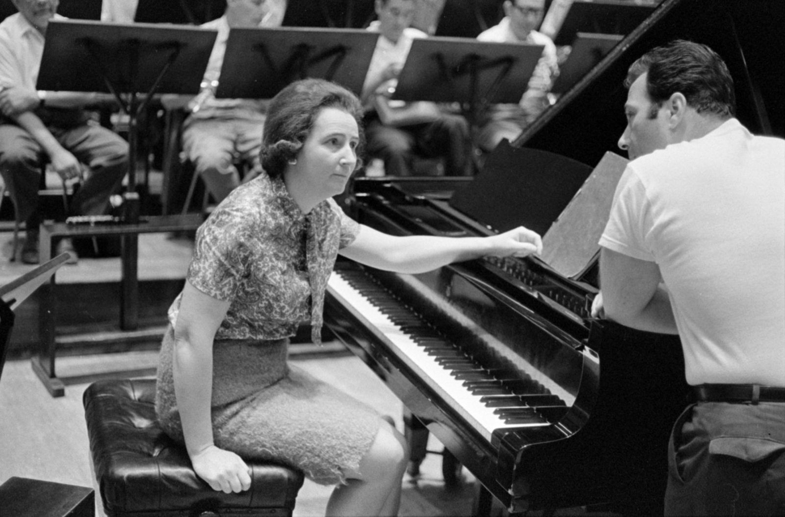 Hungary, Budapest VIII., a Magyar Rádió 6-os stúdiója, Tusa Erzsébet zongoraművésznő és Sándor János karmester., 1970, Szalay Zoltán, piano, sheet music, music-stand, Budapest, Hungarian Radio, Fortepan #147390