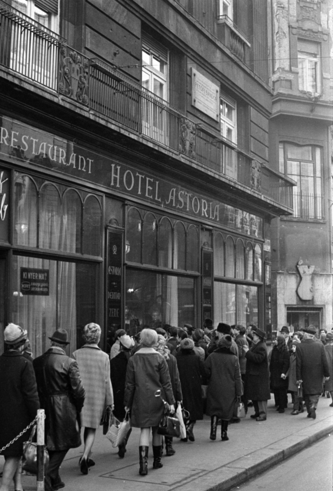 Hungary, Budapest V., Kossuth Lajos utca, a Ki nyer ma? – játék és muzsika tíz percben, a Magyar Rádió déli zenei vetélkedőjének nézőközönsége az Astoria szálló halljának ablakánál., 1970, Szalay Zoltán, Budapest, Fortepan #147401