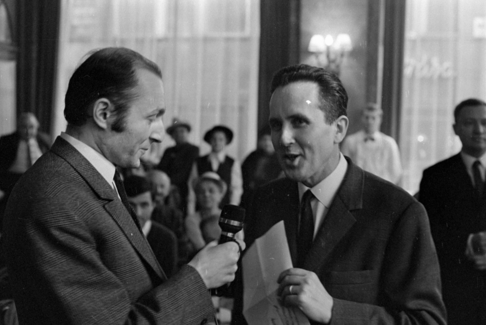 Hungary, Budapest V., Kossuth Lajos utca, Astoria szálló hallja. Ki nyer ma? – játék és muzsika tíz percben, a Magyar Rádió déli zenei vetélkedője. Mester Ákos riporter és Czigány György szerkesztő., 1970, Szalay Zoltán, Budapest, Fortepan #147418