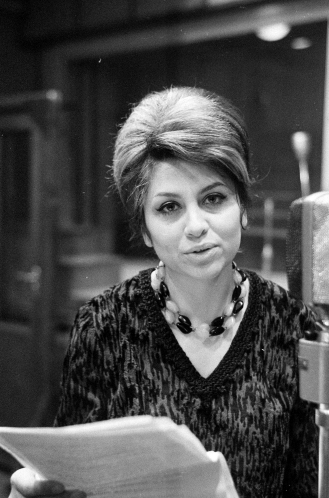 Hungary, Budapest VIII., a Magyar Rádió stúdiója, Domján Edit színművésznő., 1969, Szalay Zoltán, portrait, necklace, Budapest, Hungarian Radio, Fortepan #147433