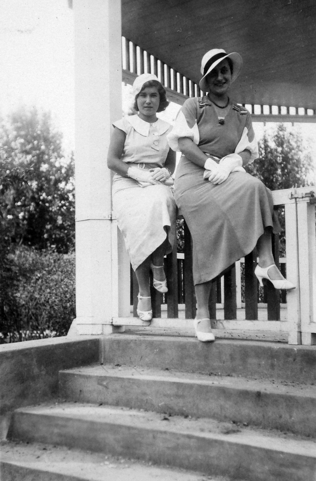 1936, Négyesi Pál, sitting on a handrail, Fortepan #14747