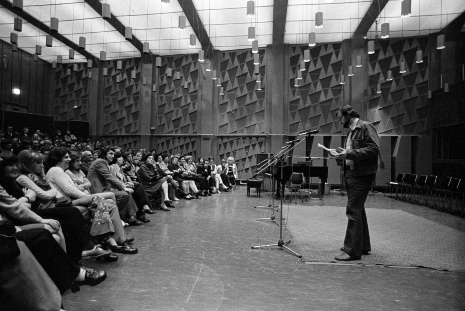 Hungary, Budapest VIII., a Magyar Rádió 6-os stúdiója a Humorfesztivál műsorának felvételekor, Bujtor István színművész., 1974, Szalay Zoltán, microphone, Budapest, Hungarian Radio, Fortepan #147478