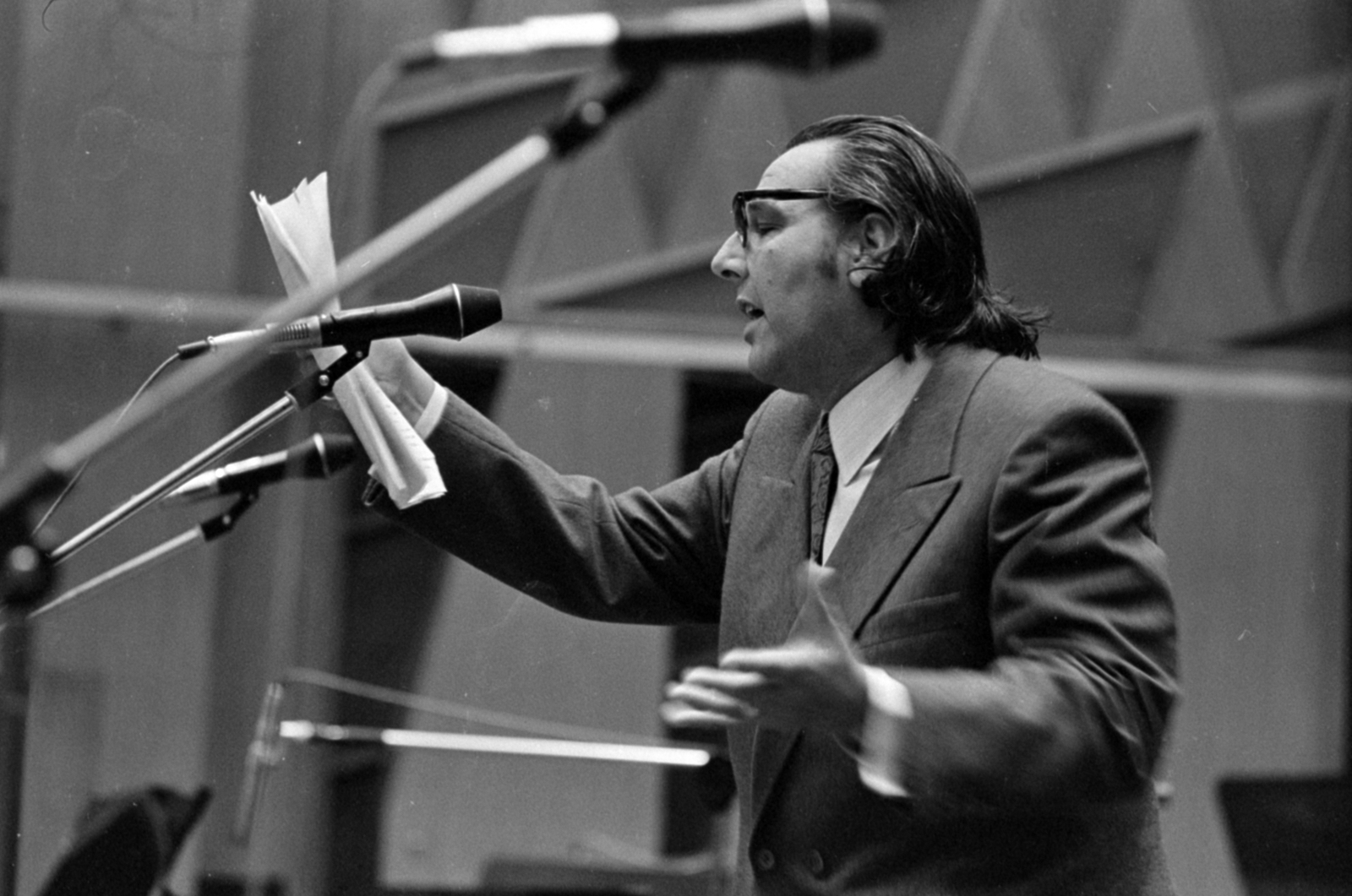 Hungary, Budapest VIII., a Magyar Rádió 6-os stúdiója a Humorfesztivál műsorának felvételekor, Horváth Tivadar színművész., 1974, Szalay Zoltán, microphone, Budapest, Hungarian Radio, Fortepan #147484