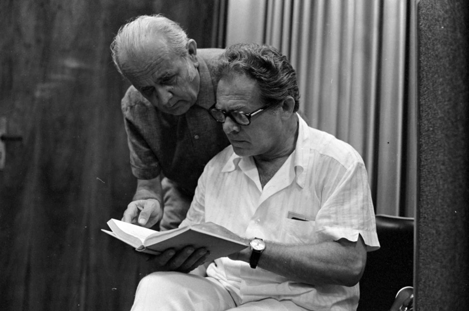 Hungary, jobbra Horváth Ferenc színművész., 1974, Szalay Zoltán, book, glasses, wrist watch, Fortepan #147499