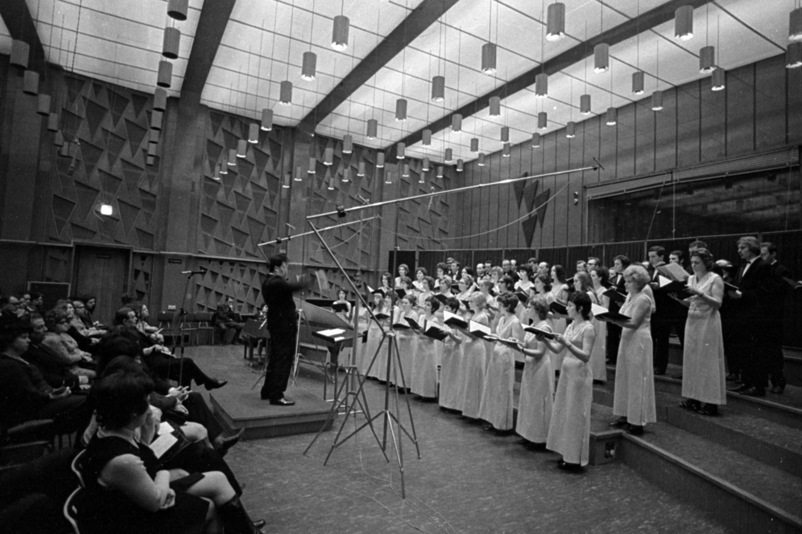 Hungary, Budapest VIII., a Magyar Rádió 6-os stúdiója. A Magyar Rádió Énekkarának hangversenye, vezényel Sapszon Ferenc karigazgató., 1976, Szalay Zoltán, Budapest, Hungarian Radio, Fortepan #147573