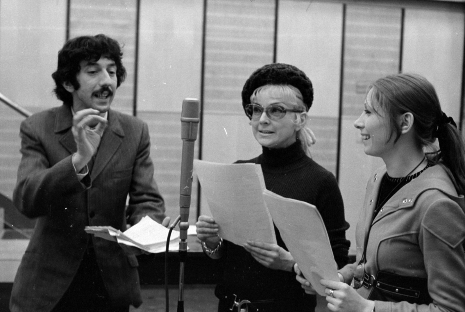 Magyarország, Budapest VIII., a Magyar Rádió stúdiója, Tordon Ákos - Sebestyén András Macskabolt című mesejátékának felvétele. Márton András és Bodnár Erika színművészek, középen Házy Erzsébet operaénekes., 1973, Szalay Zoltán, stúdió, Budapest, Magyar Rádió, Fortepan #147579