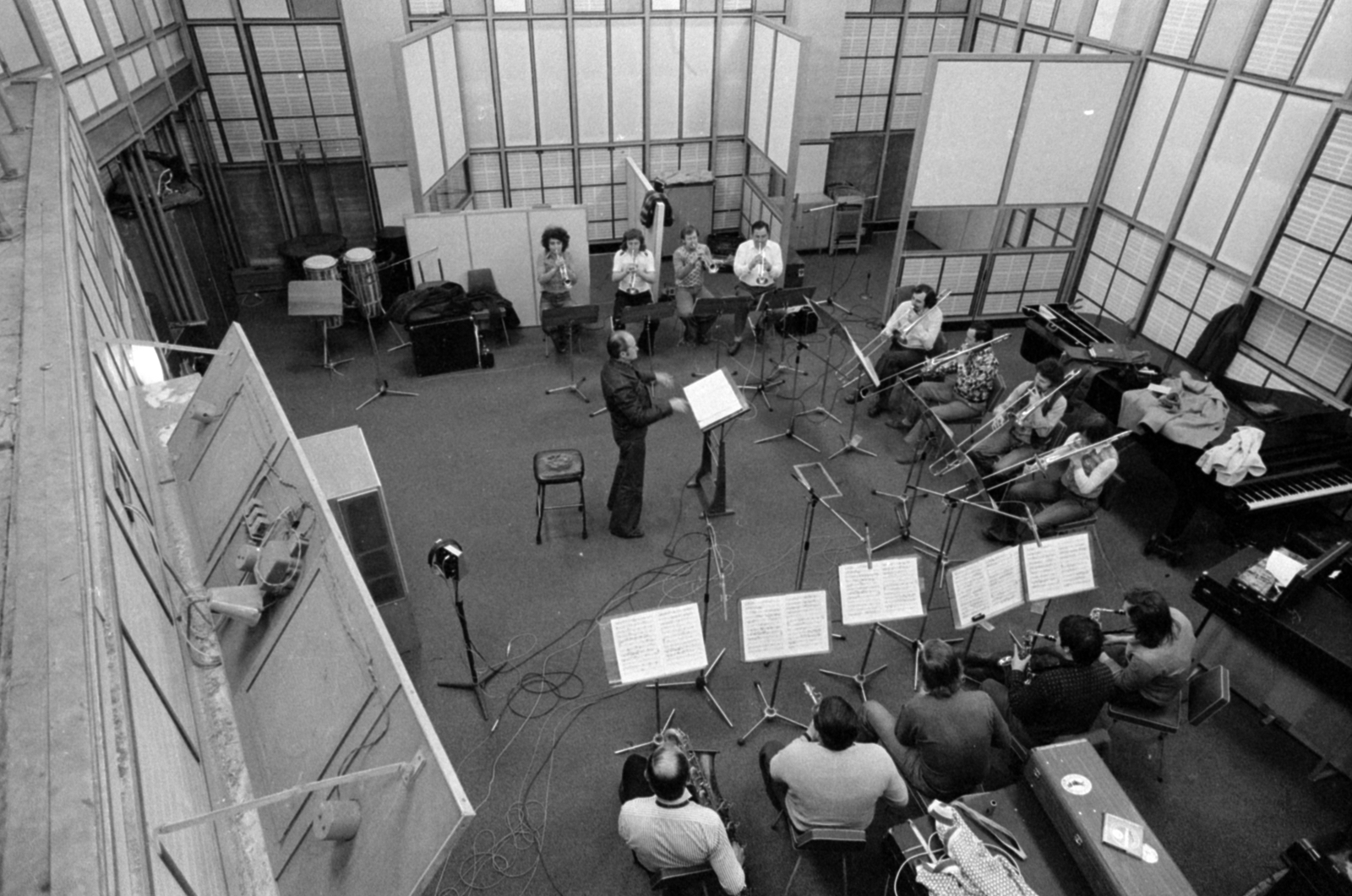 Hungary, Budapest VIII., a Magyar Rádió 8-as stúdiója, a Rádió dzsessz-alkotóműhelyében a Deák Tamás Big Band., 1977, Szalay Zoltán, microphone, piano, drum, sheet music, music-stand, conductor, Budapest, Hungarian Radio, Fortepan #147599