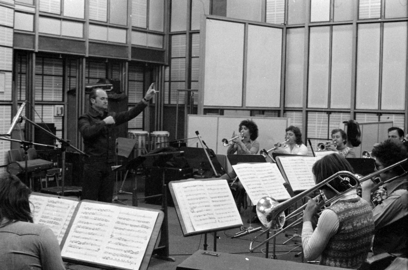 Hungary, Budapest VIII., a Magyar Rádió 8-as stúdiója, a Rádió dzsessz-alkotóműhelyében a Deák Tamás Big Band., 1977, Szalay Zoltán, trumpet, microphone, drum, sheet music, music-stand, conductor, trumpet, Budapest, Hungarian Radio, Fortepan #147600