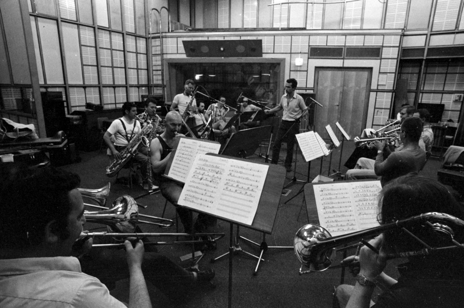 Hungary, Budapest VIII., a Magyar Rádió 8-as stúdiója, nagyzenekari felvétel a Rádió dzsessz-alkotóműhelyében., 1977, Szalay Zoltán, trumpet, band, microphone, sheet music, saxophone, music-stand, trumpet, Budapest, Hungarian Radio, Fortepan #147606