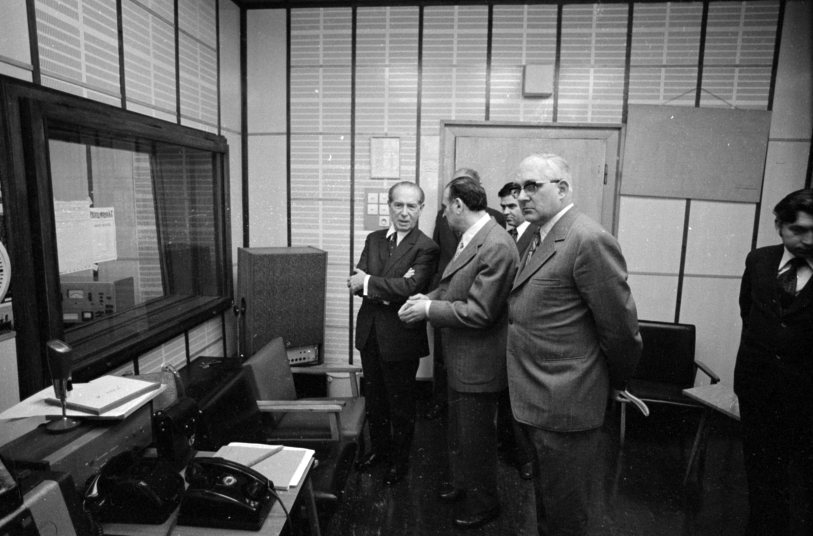 Hungary, Budapest VIII., Fock Jenő miniszterelnök látogatása a Magyar Rádió stúdiójában, jobbra mellette áll Hárs István a rádió elnöke és Heckenast Gábor műszaki igazgató., 1976, Szalay Zoltán, Budapest, Hungarian Radio, Fortepan #147613