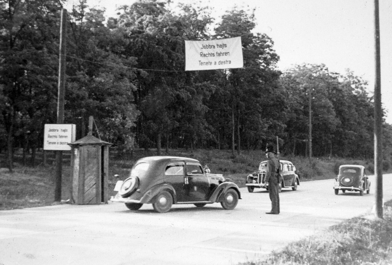 Magyarország, Budapest környéke. Az ország már átállt a jobb oldali közlekedésre, Budapest és körzete még nem., 1941, Négyesi Pál, forgalom, csendőr, automobil, jobbra hajts, Fortepan #14763