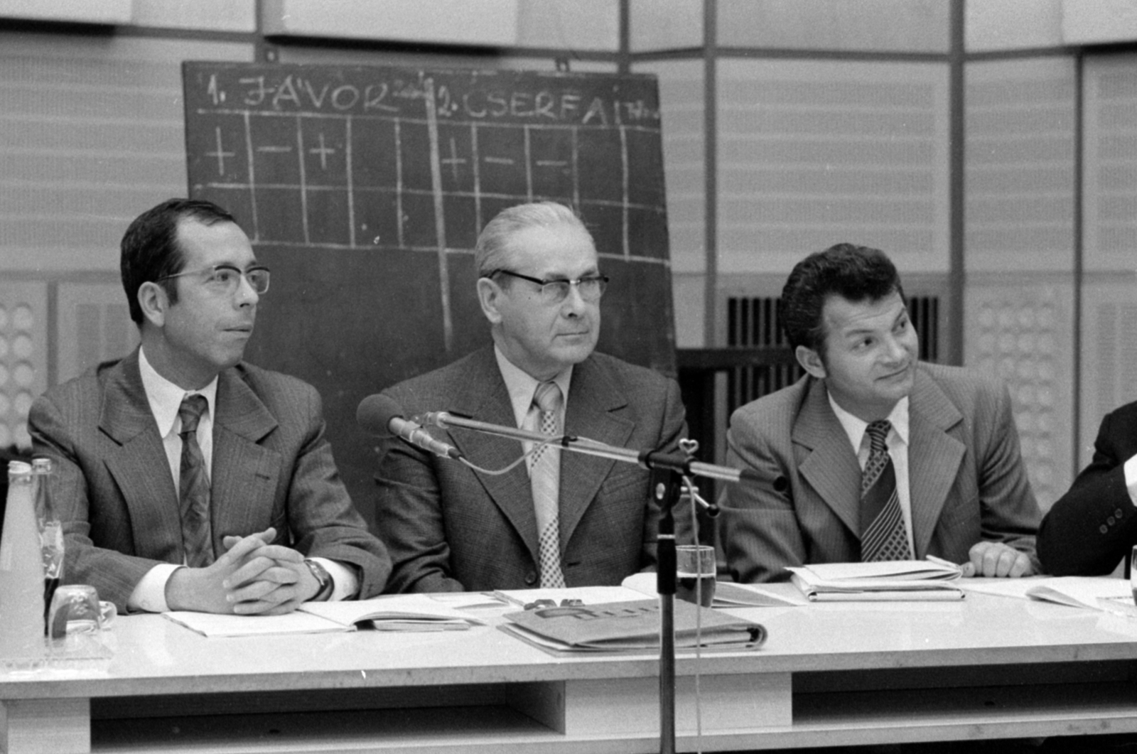 Hungary, Budapest VIII., a Magyar Rádió stúdiója, Az emberiség élén című történelmi-politikai vetélkedő a Szovjetunió hat évtizedéről. A zsűri Kulcsár István külpolitikai újságíró, Vass Henrik az MSZMP Párttörténeti Intézetének igazgatója, Dr. Menyhárt László egyetemi adjunktus, 1977, Szalay Zoltán, Budapest, Hungarian Radio, microphone stand, jury, Fortepan #147634