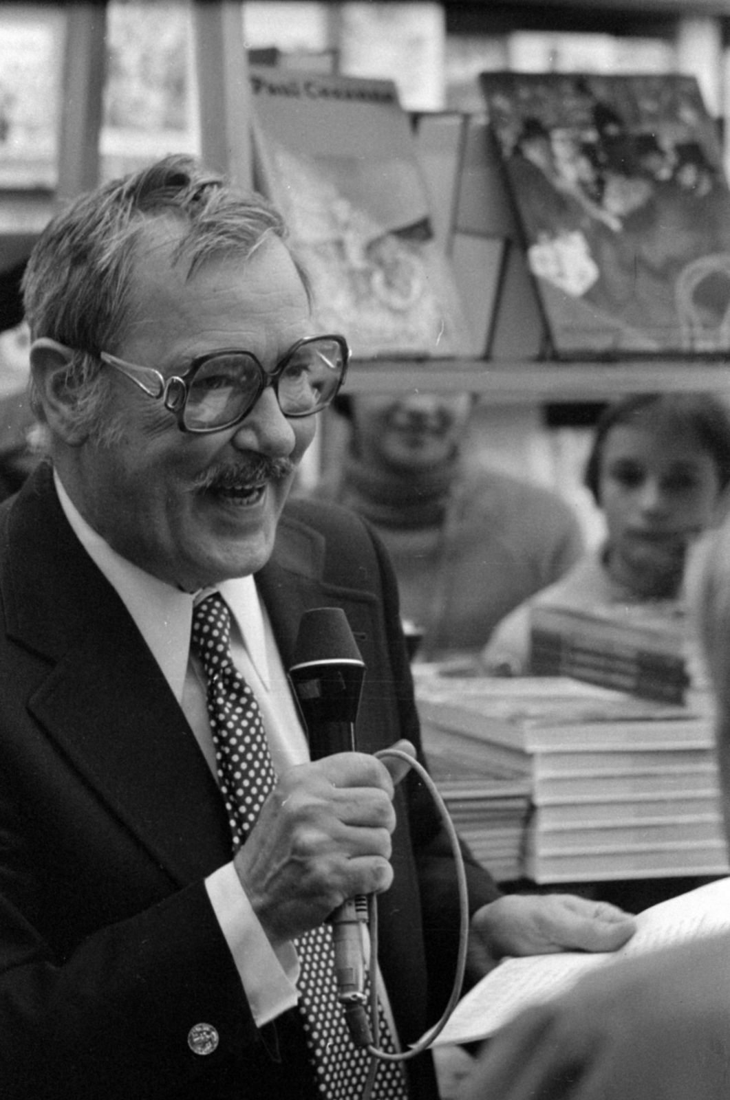 Hungary, Benkő Gyula színművész., 1975, Szalay Zoltán, book, book store, glasses, kids, microphone, Fortepan #147644