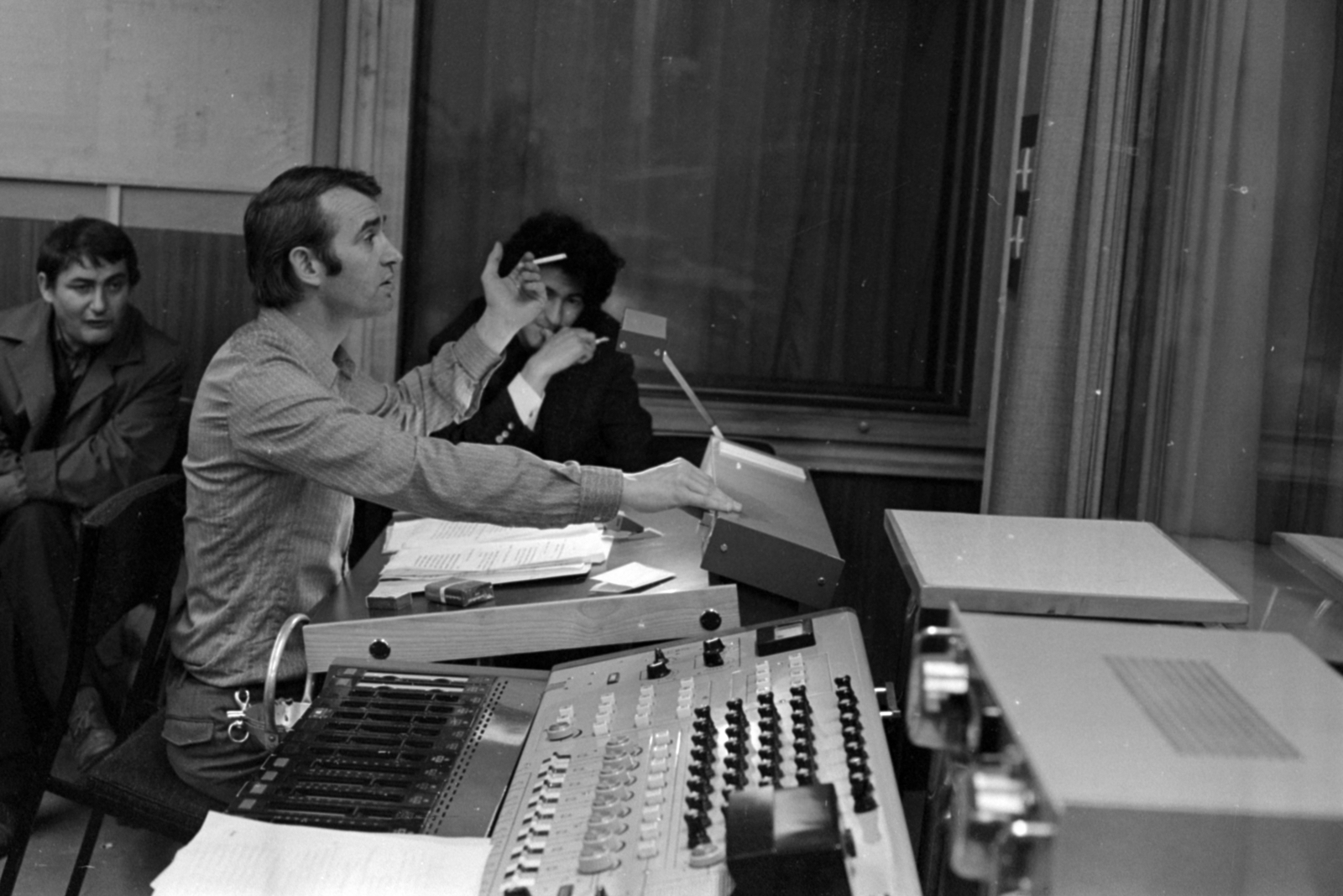 Hungary, Budapest VIII., a Magyar Rádió stúdiójának technikai helyisége. Huszárik Zoltán rendező, Andrej Bjelij Keresztrefeszítés című művéből készült rádiójáték felvételén., 1972, Szalay Zoltán, Budapest, Hungarian Radio, Fortepan #147659
