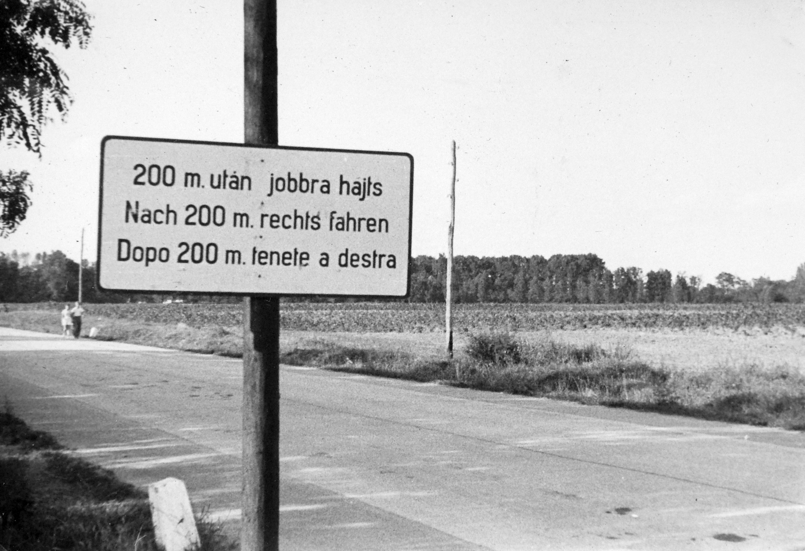 Magyarország, Budapest környéke. Az ország már átállt a jobb oldali közlekedésre, Budapest és körzete még nem., 1941, Négyesi Pál, jobbra hajts, felirat, Fortepan #14767
