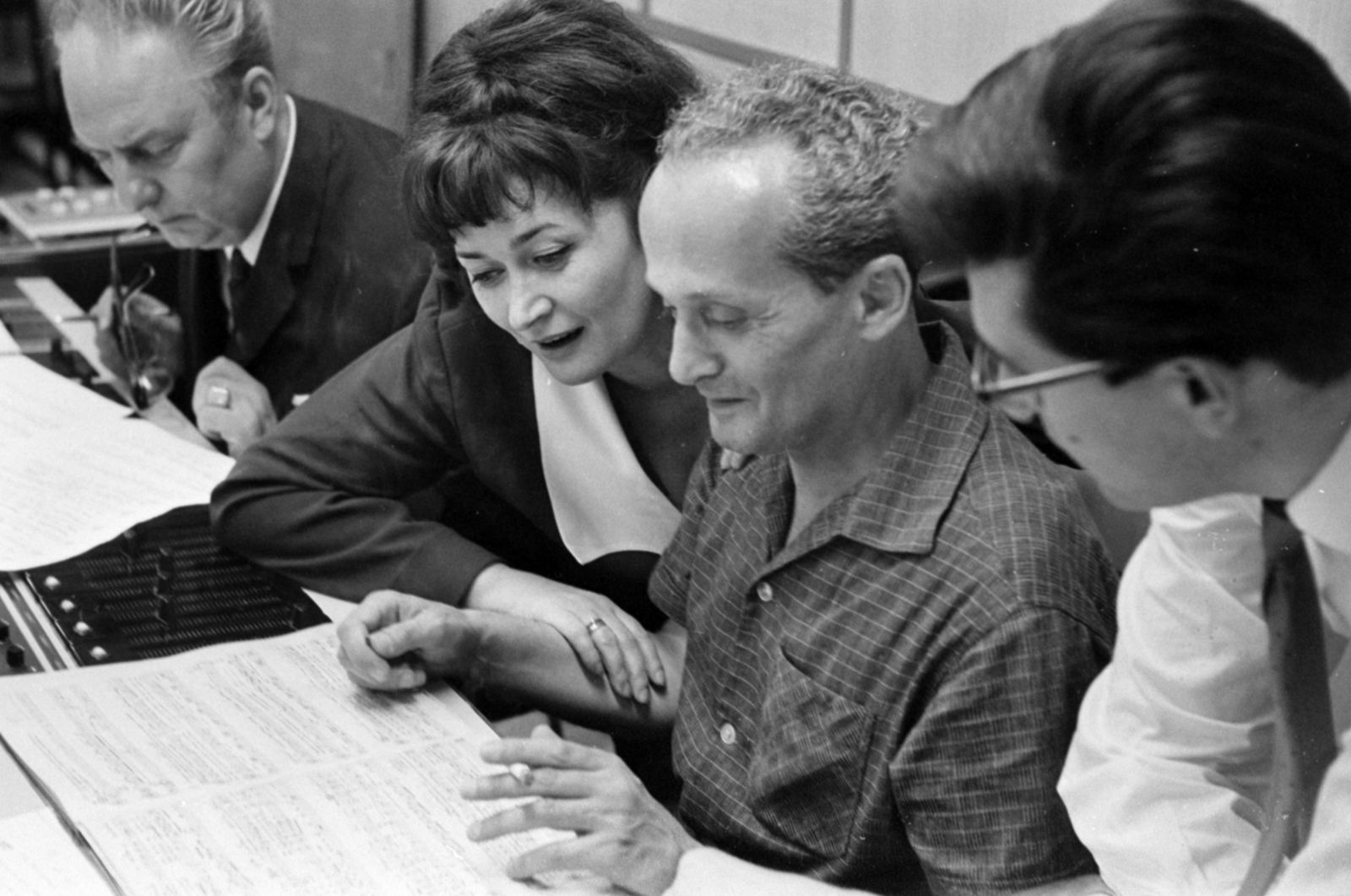 Hungary, Budapest VIII., a Magyar Rádió stúdiója, Udvardy Tibor, Moldován Stefánia operaénekesek és a karmester Sebestyén András, Csajkovszkij Diadalmas asszony című művéből készült felvétel meghallgatásán., 1969, Szalay Zoltán, Budapest, Hungarian Radio, Fortepan #147686