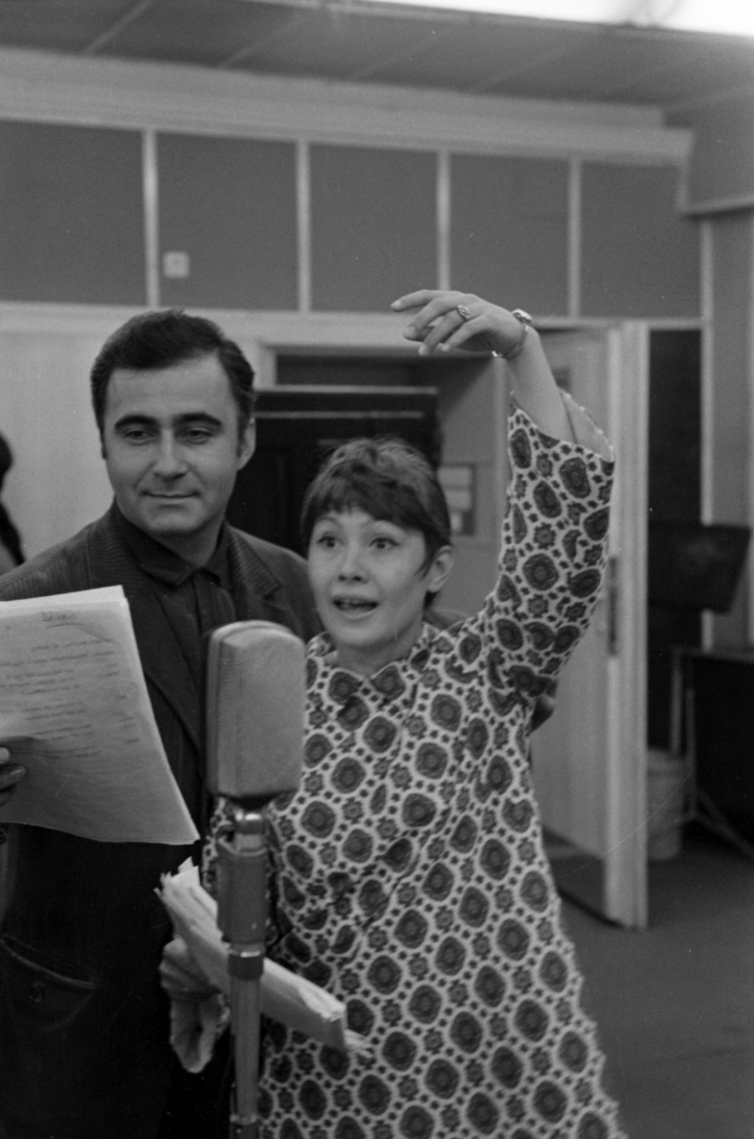 Hungary, Budapest VIII., a Magyar Rádió stúdiója, Fedor Ágnes és Majoros István Kakukkfióka című rádiójátékának felvétele. Buss Gyula és Galambos Erzsi színművészek., 1968, Szalay Zoltán, Budapest, Hungarian Radio, Fortepan #147688