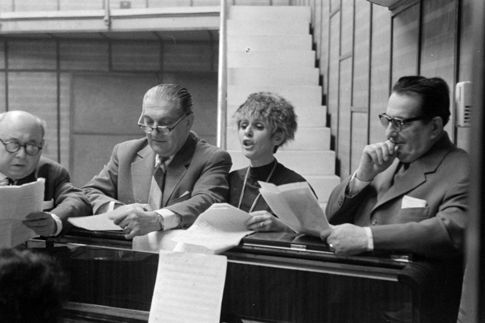 Magyarország, Budapest VIII., a Magyar Rádió 14-es stúdiója, Keleti László, Greguss Zoltán, Psota Irén színművészek és Mihály András a Magyar Rádió zenei lektora., 1966, Szalay Zoltán, Budapest, Fortepan #147712