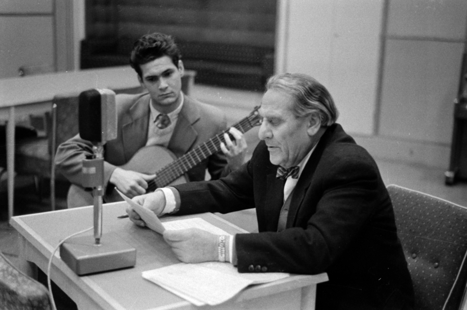 Hungary, Budapest VIII., a Magyar Rádió stúdiója, L. Kecskés András gitár- és lantművész, a mikrofonnál Ádám Jenő zeneszerző, zenepedagógus., 1963, Szalay Zoltán, guitar, Budapest, Hungarian Radio, Fortepan #147741