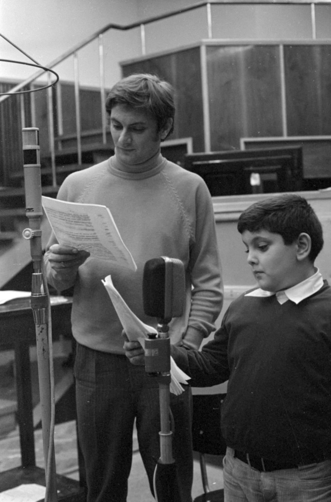 Hungary, Budapest VIII., a Magyar Rádió 20-as stúdiója, Fülöp Zsigmond színművész és Gallyas József gyerekszereplő., 1970, Szalay Zoltán, Budapest, Hungarian Radio, child actor, Fortepan #147747