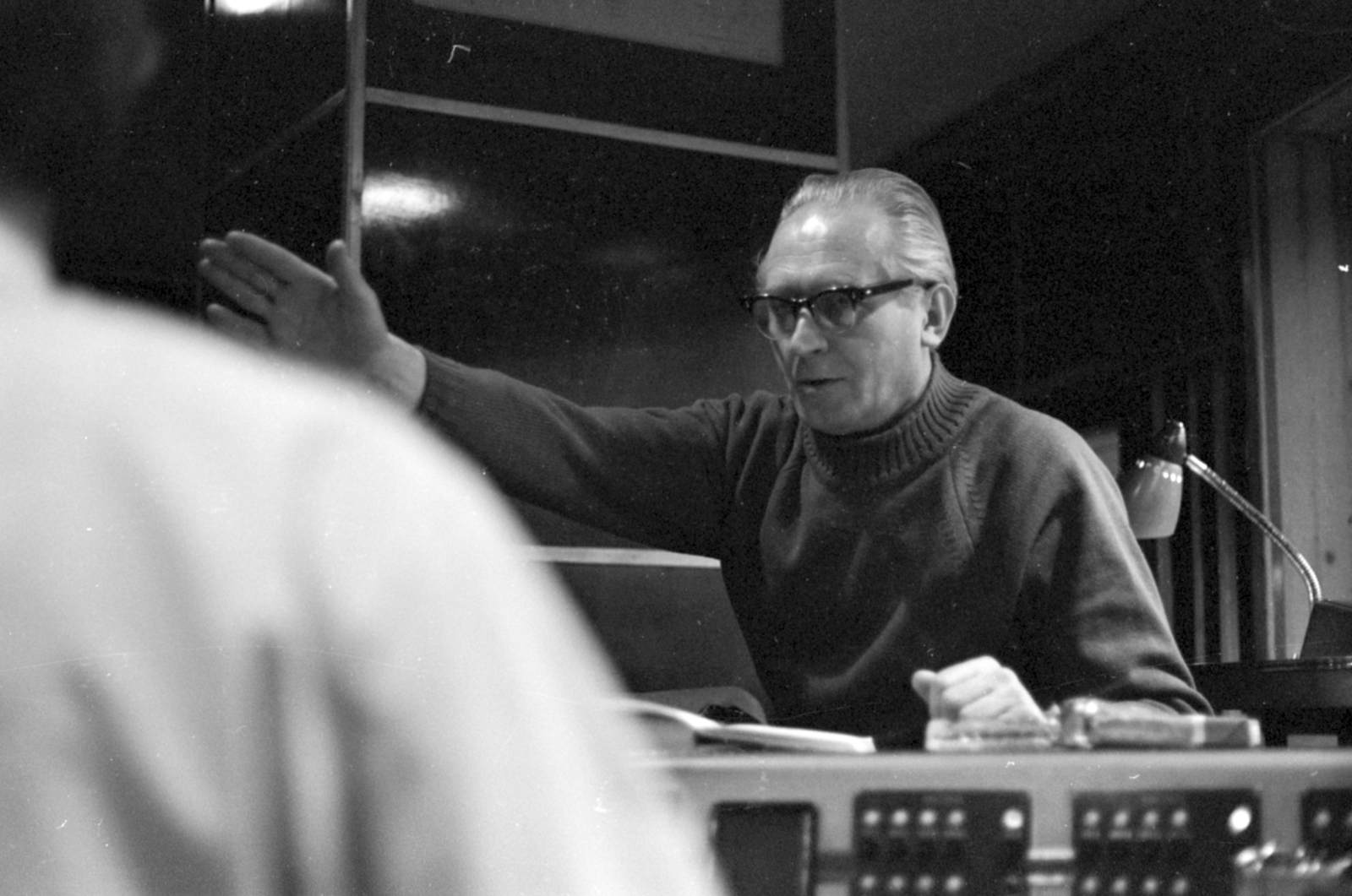 Hungary, Budapest VIII., a Magyar Rádió stúdiója, Wiesław Opałek lengyel vendégrendező Zbigniev Herbert Lalek című művét rendezi., 1972, Szalay Zoltán, light, glasses, Budapest, Hungarian Radio, point a finger, Fortepan #147758