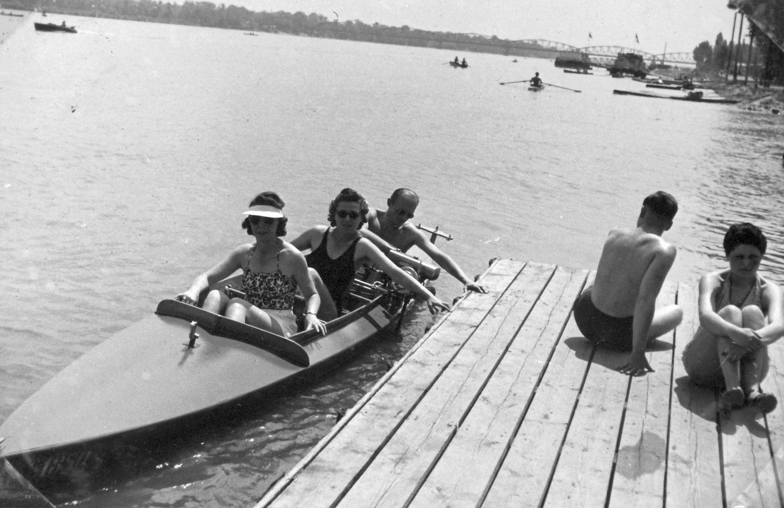 Magyarország, Budapest III., Római part, háttérben az Újpesti vasúti híd., 1941, Négyesi Pál, pihenés, nyár, stég, motorcsónak, evezés, Paulini Istros, Budapest, csónakmotor, Fortepan #14780