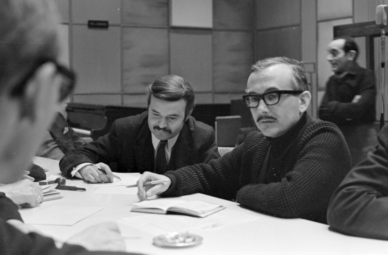 Magyarország, Budapest VIII., a Magyar Rádió stúdiója, Galambos Szilveszter és Mikes György humoristák, hátul Bán Zoltán rendezőasszisztens., 1979, Szalay Zoltán, szemüveg, pipa, zongora, hamutartó, stúdió, toll, gyufa, Budapest, Magyar Rádió, Fortepan #147803