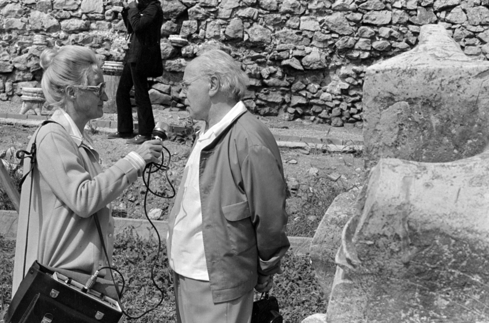 Hungary, Siklós, Kerámia Symposion, a siklósi kerámiaműhely kiállítása a ferences templom és kolostor melletti külső várfalnál. Jobbra Gádor István keramikus., 1972, Szalay Zoltán, reporter, Fortepan #147836