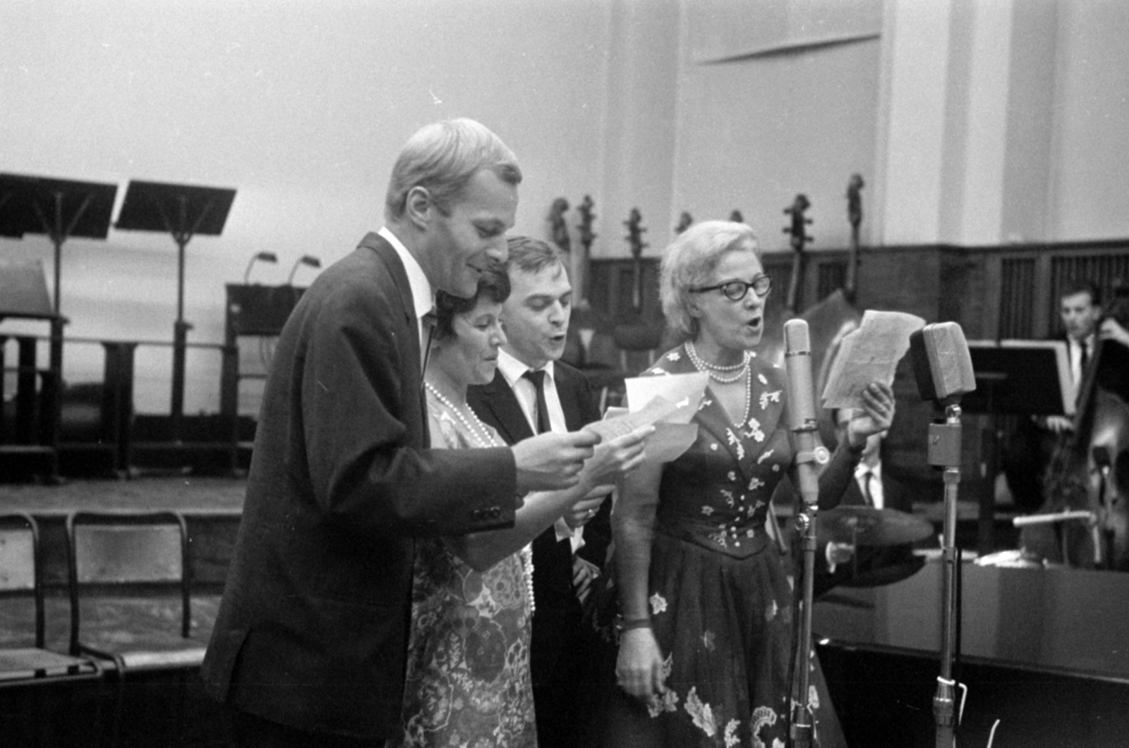 Hungary, Budapest VIII., a Magyar Rádió 6-os stúdiója, a Nyáron egyszerű... ? című zenés műsor, Darvas Iván színművész, Fényes Kató énekes, Bodrogi Gyula és Bársony Rózsi színművészek., 1964, Szalay Zoltán, Budapest, Fortepan #147846
