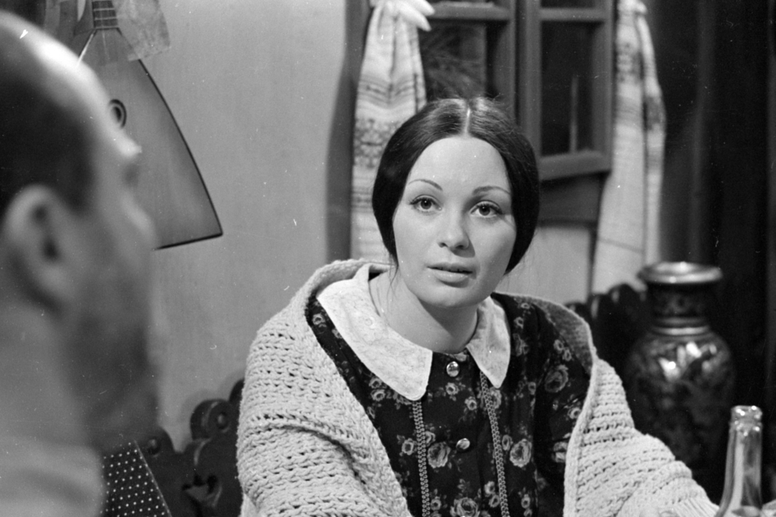 Hungary, Budapest V., az MTV stúdiója, Vaszilij Suksin novellájából készült Egy nap tavasz című tévéfilm forgatása. Balogh Zsuzsa színművésznő., 1972, Szalay Zoltán, vase, Budapest, shawl, Fortepan #147867