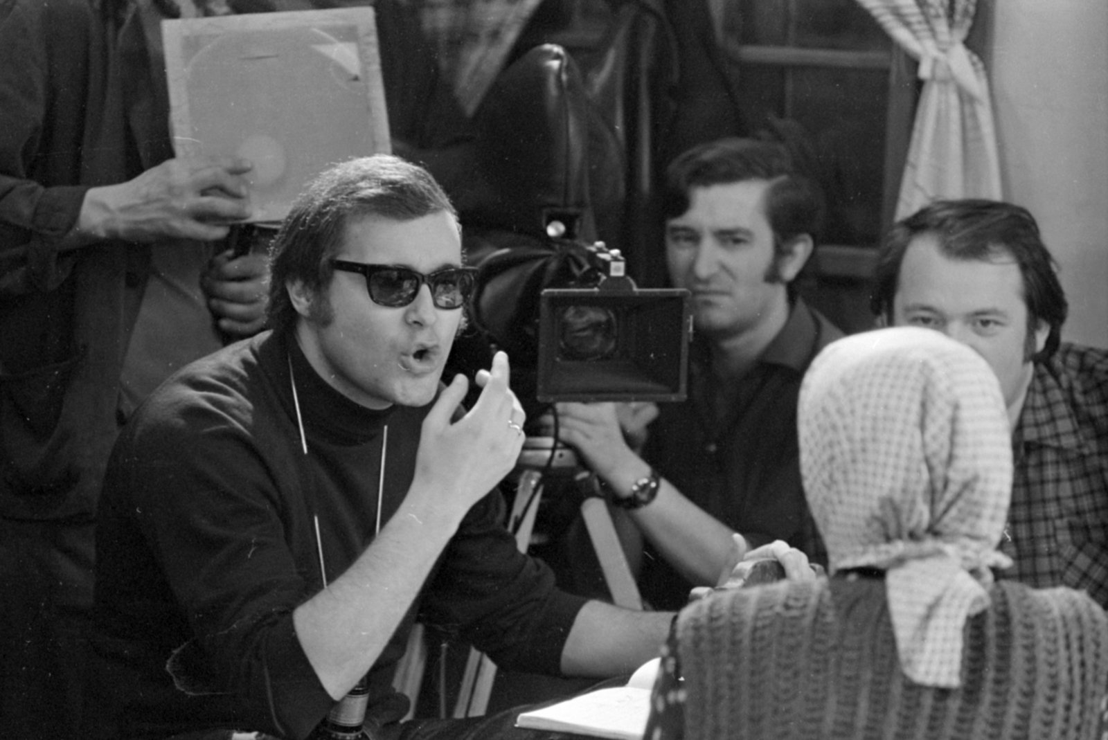 Hungary, Budapest V., az MTV stúdiója, Málnay Levente filmrendező (balra) Vaszilij Suksin novellájából készült Egy nap tavasz című tévéfilmet rendezi., 1972, Szalay Zoltán, headscarf, Budapest, Fortepan #147883
