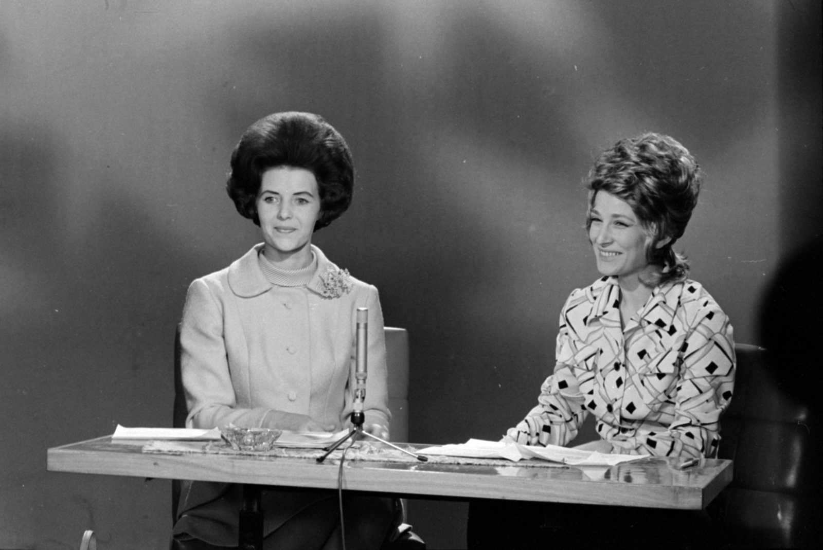Hungary, Budapest V., az MTV stúdiója, balra Elena Galanová színésznő és tévébemondó, jobbra Kudlik Júlia tévébemondó., 1971, Szalay Zoltán, hairdo, Budapest, Fortepan #147884