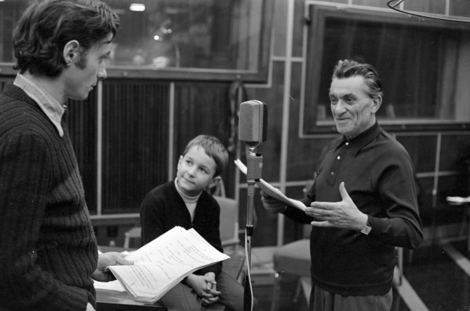 Hungary, Budapest VIII., a Magyar Rádió stúdiója, Peter Nichols Ha a szél furulyál című rádiójátékának felvétele. Bálint András és Egri István színművészek, középen Zeitler Gábor gyerekszereplő., 1972, Szalay Zoltán, Budapest, Hungarian Radio, child actor, Fortepan #147890