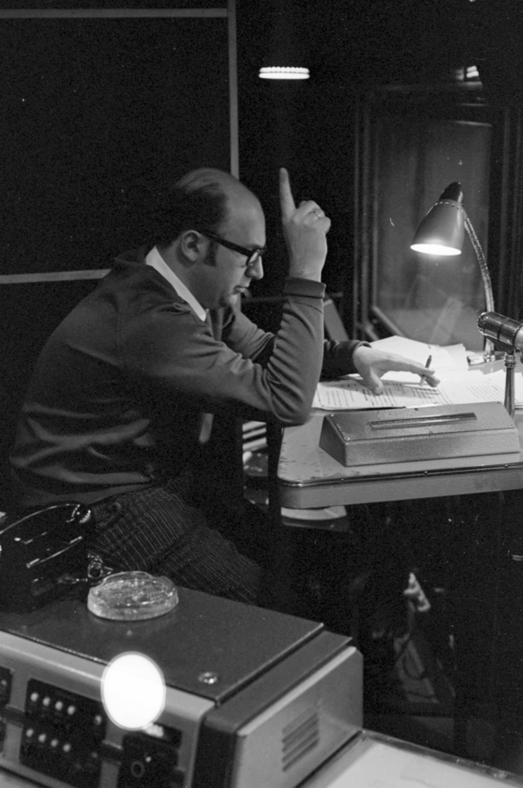 Hungary, Budapest VIII., a Magyar Rádió stúdiója, Lengyel György rendező., 1972, Szalay Zoltán, light, glasses, Budapest, Hungarian Radio, Fortepan #147891